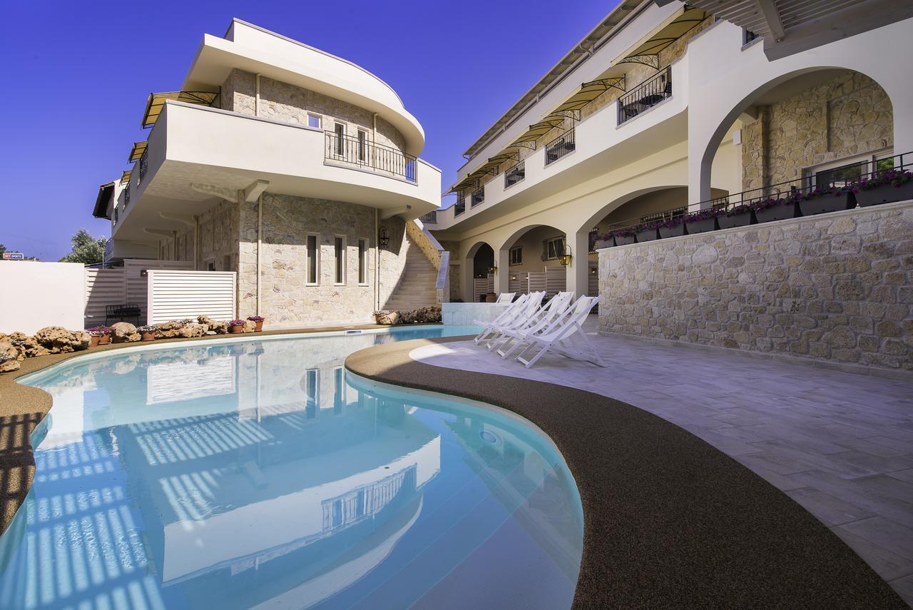 Neikos Mediterraneo Luxury Suites Hanioti Exterior foto
